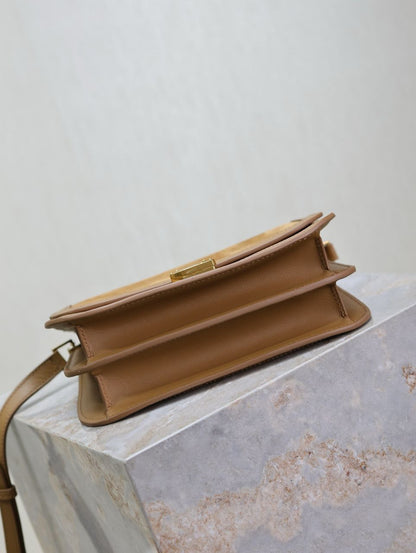 Bolsa Média Couro Gamuça Tons Canela com Detalhe Monograma
