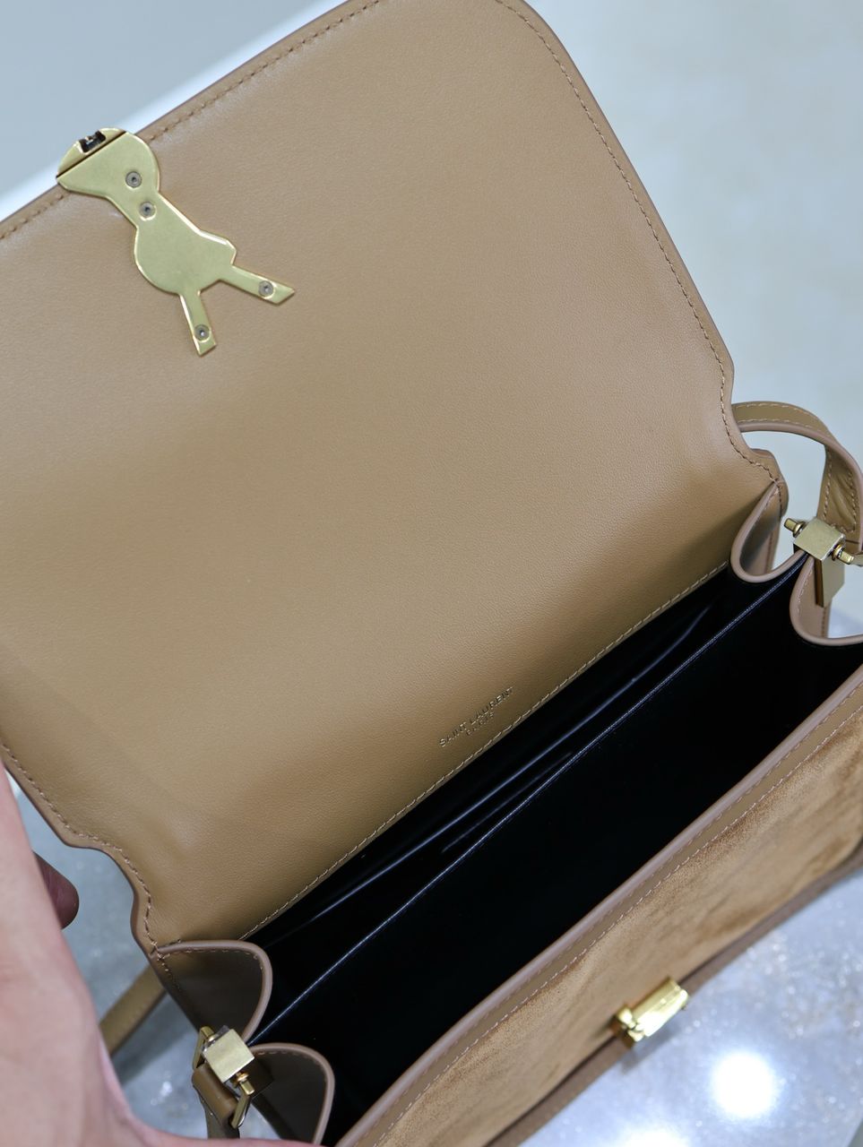 Bolsa Média Couro Gamuça Tons Canela com Detalhe Monograma