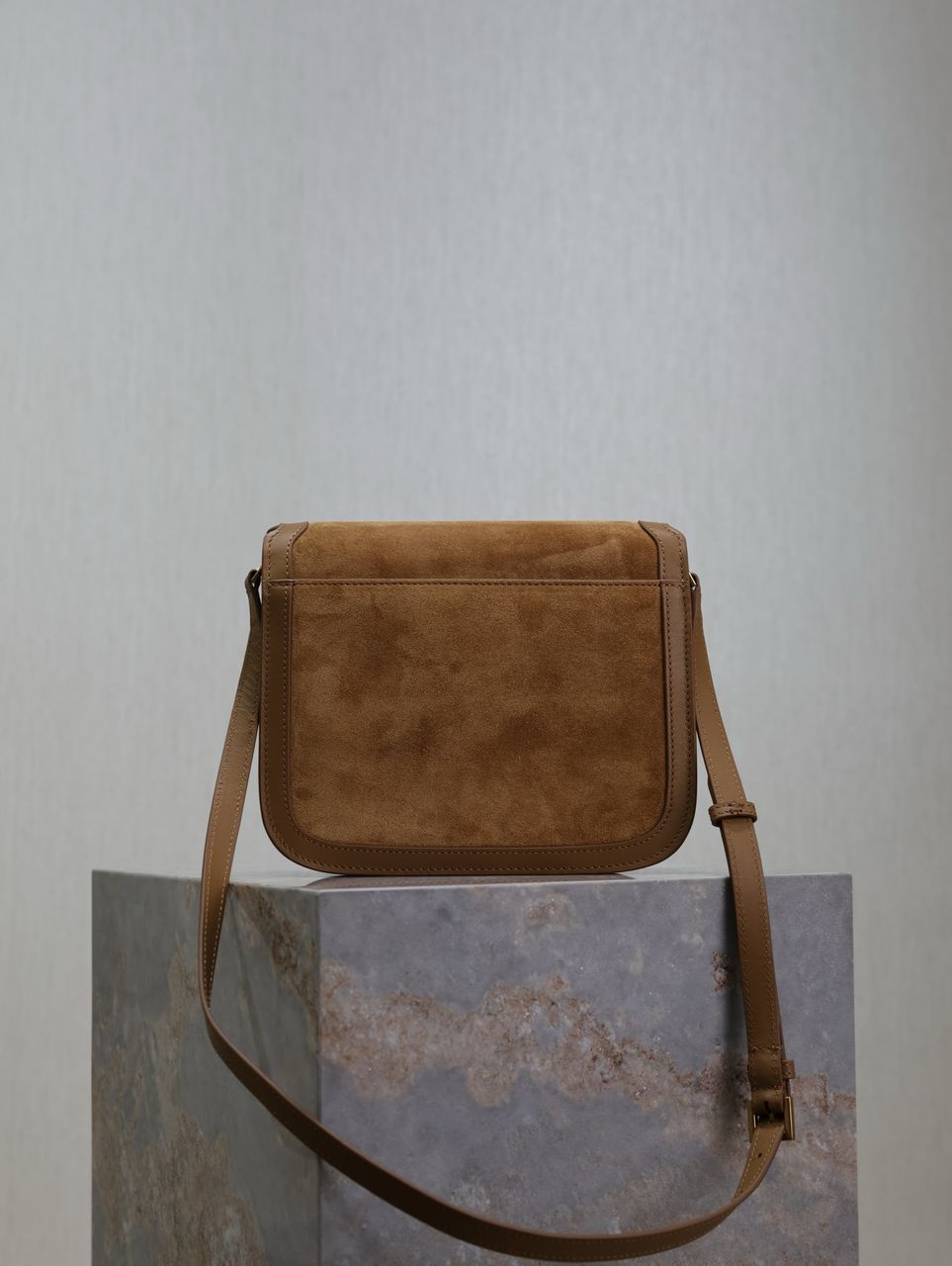 Bolsa Média Couro Gamuça Tons Canela com Detalhe Monograma