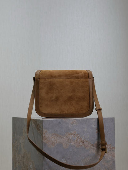 Bolsa Média Couro Gamuça Tons Canela com Detalhe Monograma