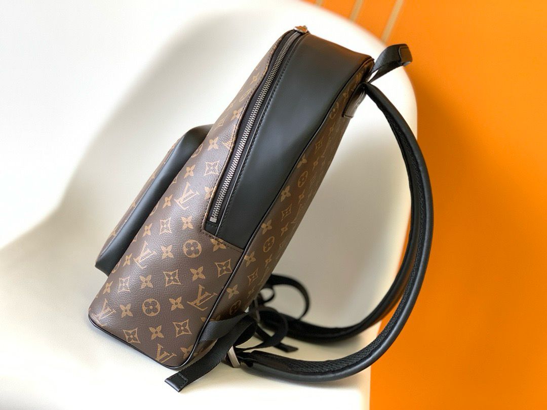 Mochila Padrão Monograma Geométrico Marrom Alças Ajustáveis
