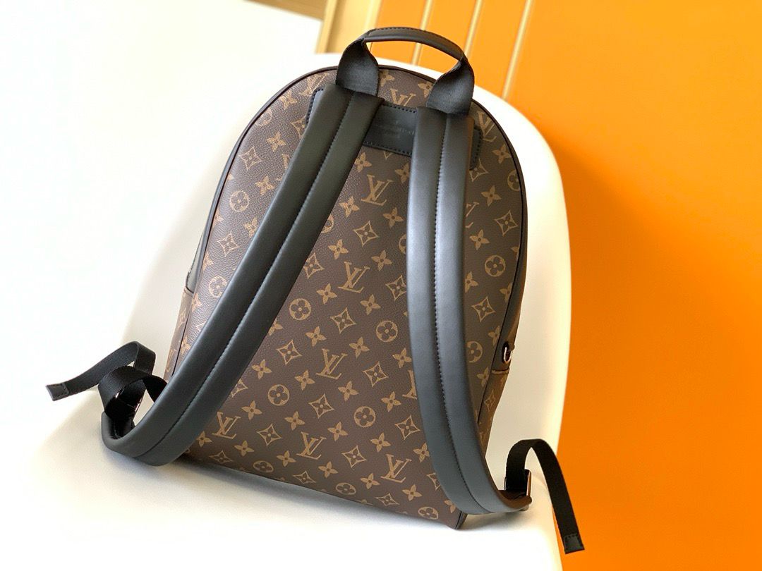 Mochila Padrão Monograma Geométrico Marrom Alças Ajustáveis