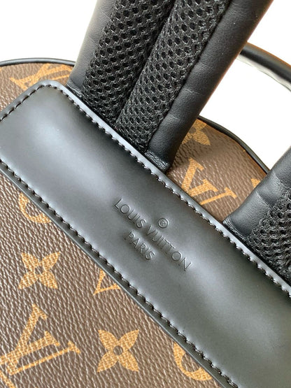 Mochila Padrão Monograma Geométrico Marrom Alças Ajustáveis