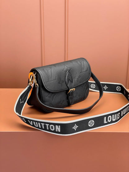 Bolsa Satchel Couro Padrão Monograma Embossado Preto