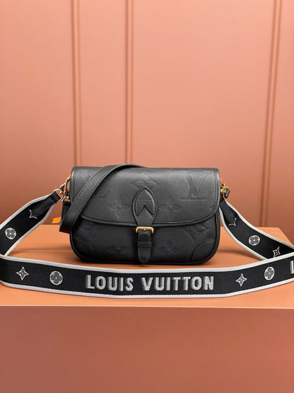 Bolsa Satchel Couro Padrão Monograma Embossado Preto