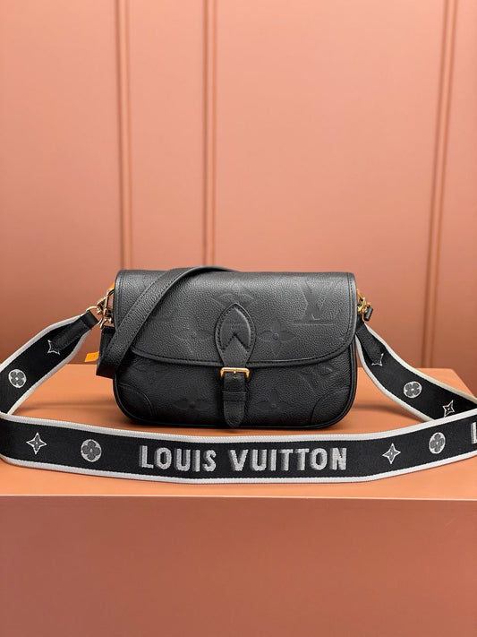 Bolsa Satchel Couro Padrão Monograma Embossado Preto