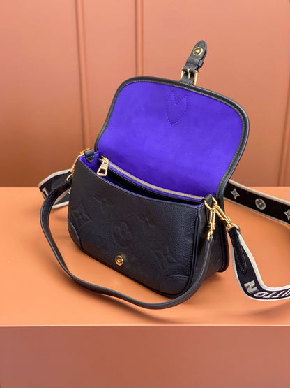 Bolsa Satchel Couro Padrão Monograma Embossado Preto