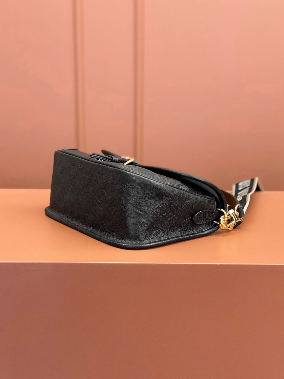Bolsa Satchel Couro Padrão Monograma Embossado Preto
