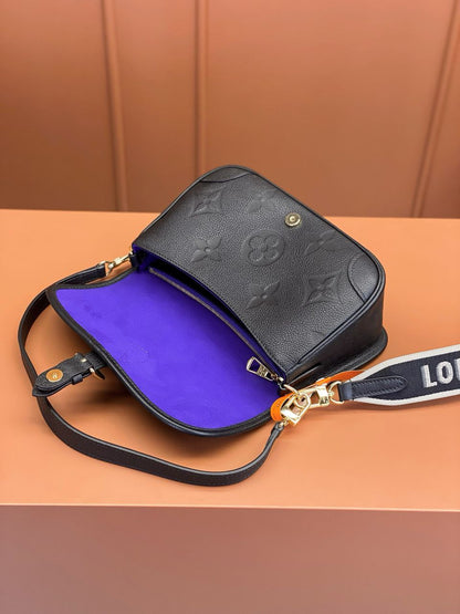 Bolsa Satchel Couro Padrão Monograma Embossado Preto