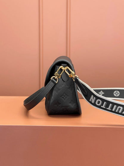 Bolsa Satchel Couro Padrão Monograma Embossado Preto