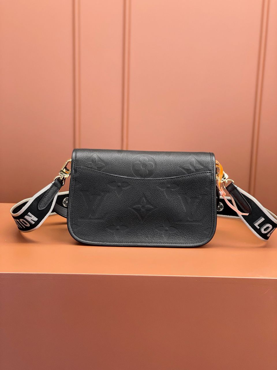 Bolsa Satchel Couro Padrão Monograma Embossado Preto