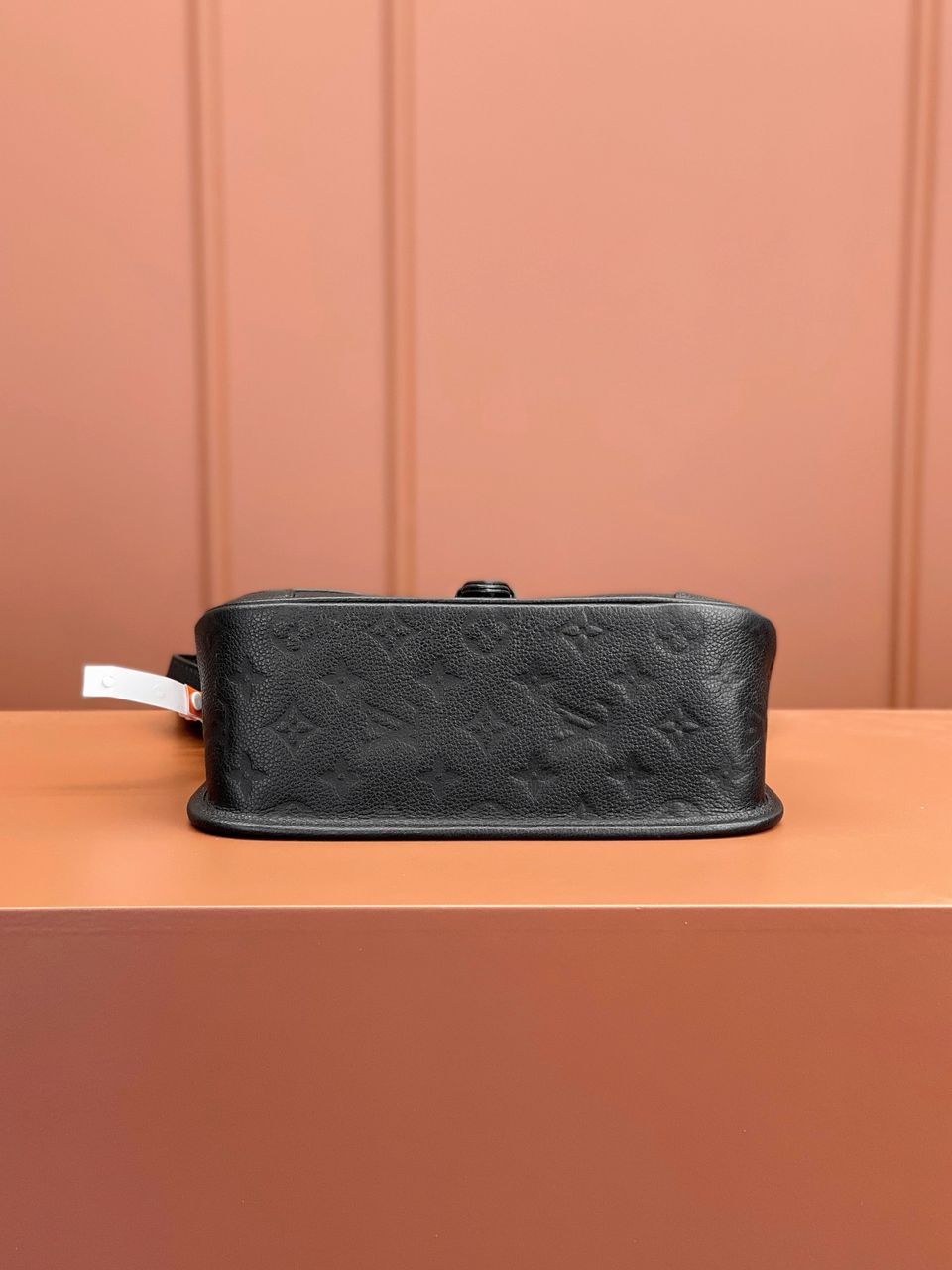 Bolsa Satchel Couro Padrão Monograma Embossado Preto