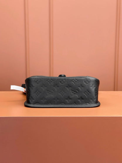 Bolsa Satchel Couro Padrão Monograma Embossado Preto