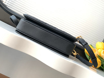 Bolsa Estruturada Couro Preto Padrão Monograma Geométrico