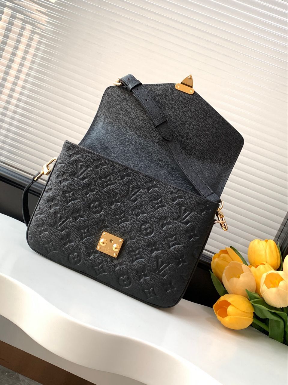 Bolsa Estruturada Couro Preto Padrão Monograma Geométrico