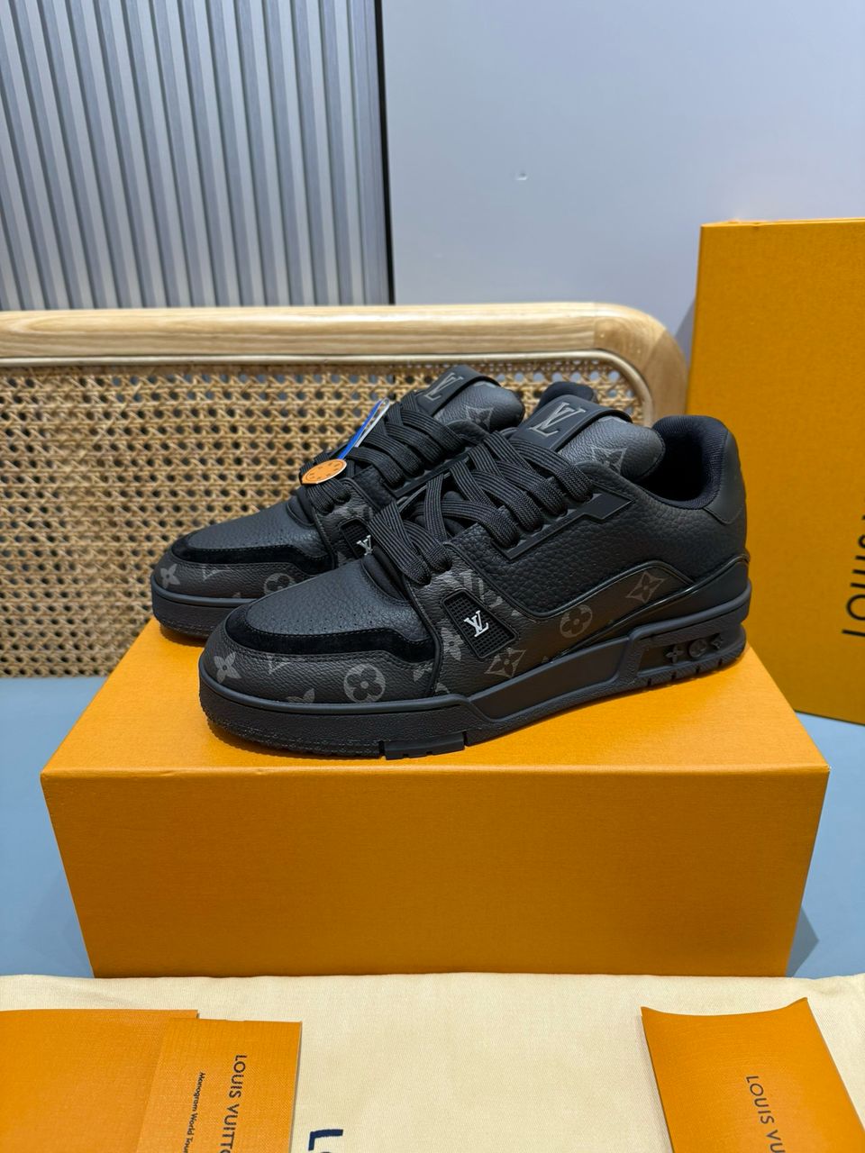 Tênis Casual Couro Preto Detalhe Lateral