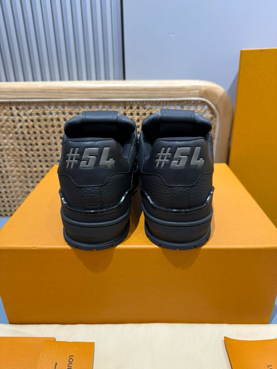 Tênis Casual Couro Preto Detalhe Lateral