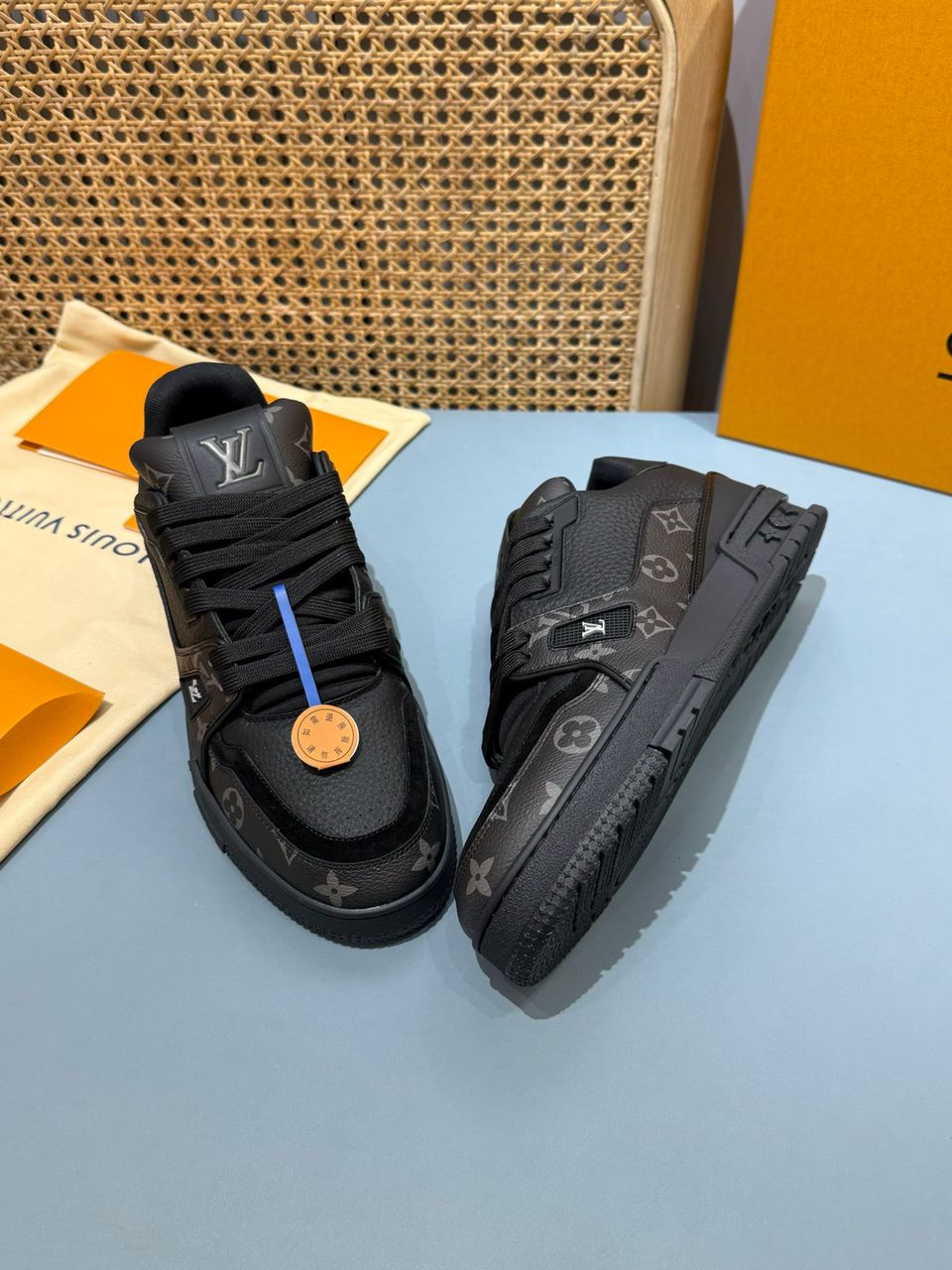 Tênis Casual Couro Preto Detalhe Lateral
