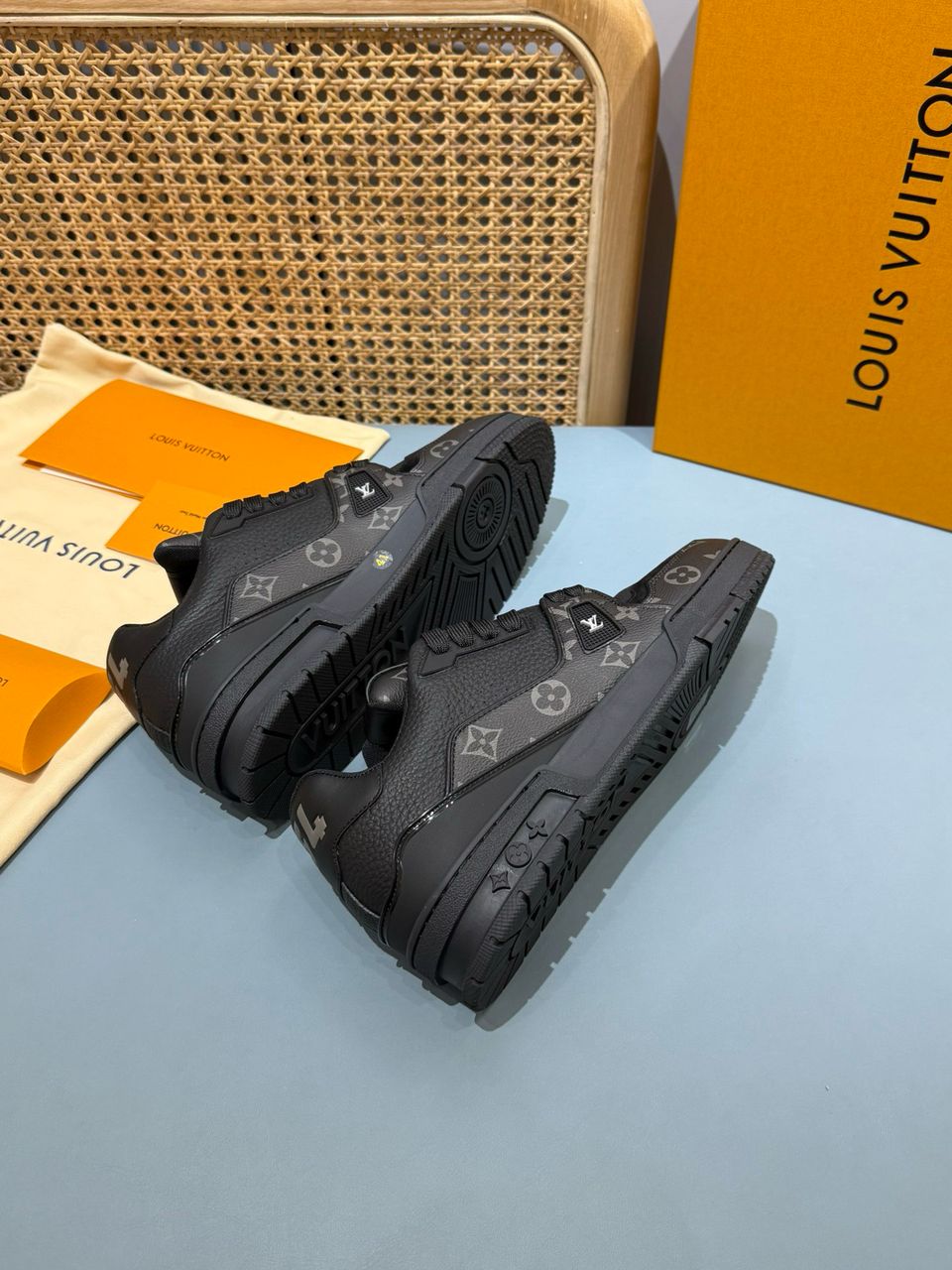 Tênis Casual Couro Preto Detalhe Lateral