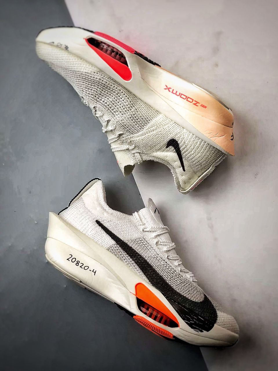 Tênis Running Malha Branco Detalhe Preto e Laranja