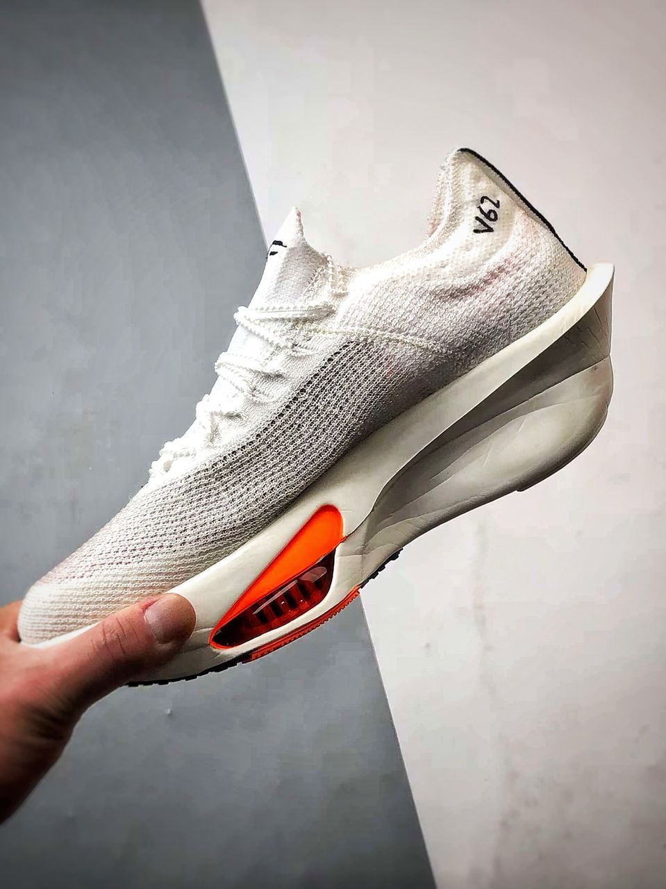 Tênis Running Malha Branco Detalhe Preto e Laranja