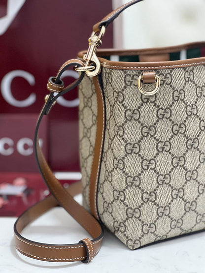 Bolsa Pequena Couro Letras Entrelaçadas Small
