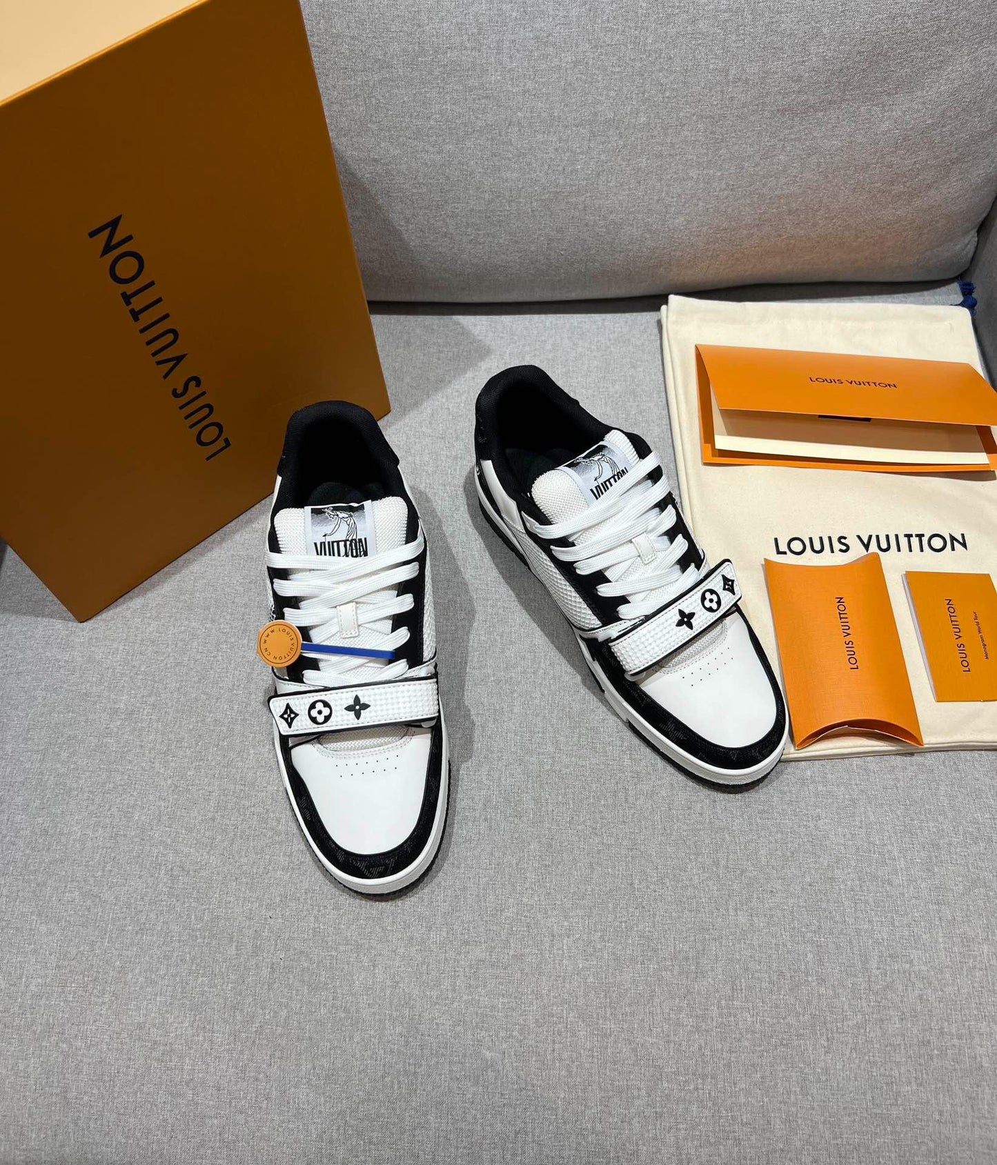 Tênis Couro Denim Padrão Monograma Geométrico Preto Branco com Velcro