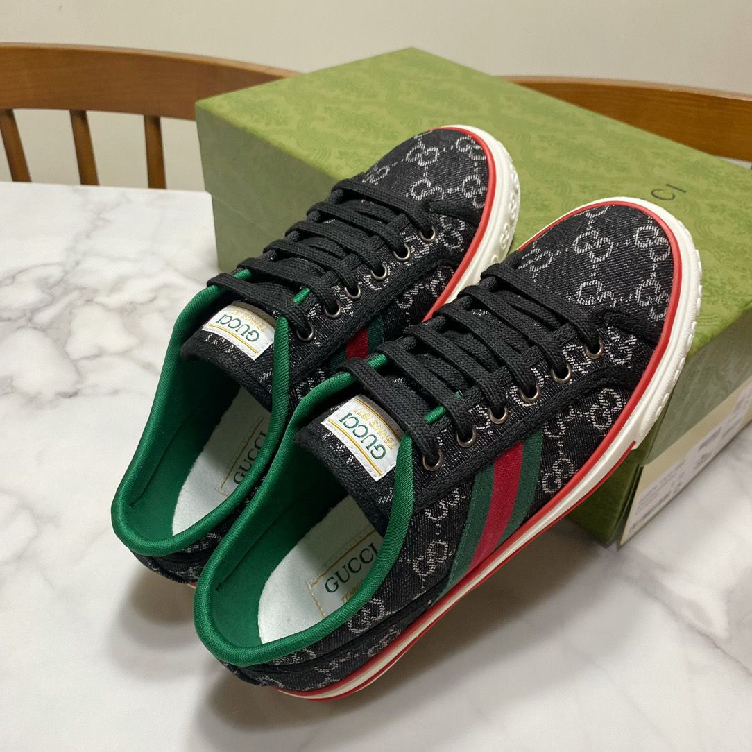 Tênis Couro Preto Letras Entrelaçadas Multicolor