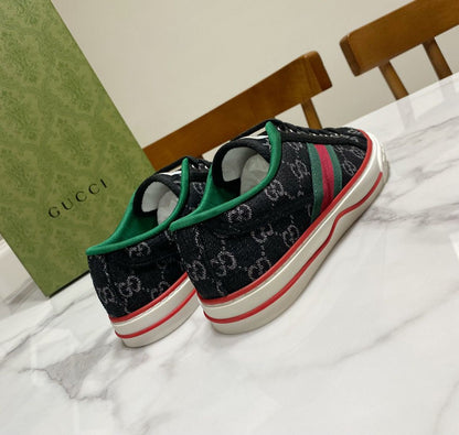 Tênis Couro Preto Letras Entrelaçadas Multicolor