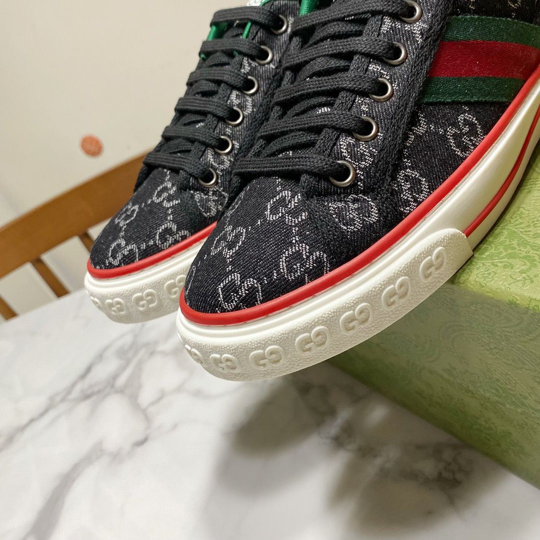 Tênis Couro Preto Letras Entrelaçadas Multicolor