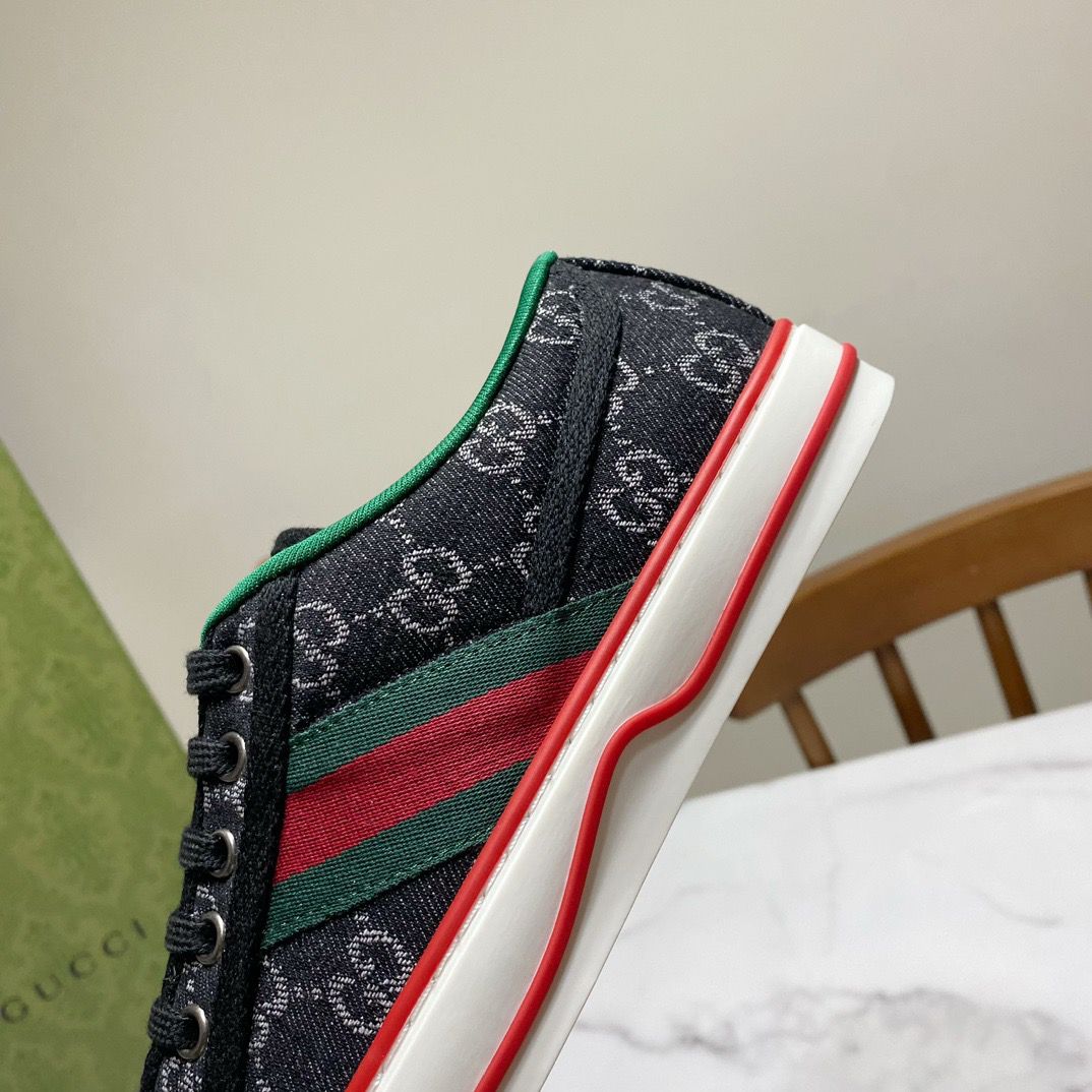 Tênis Couro Preto Letras Entrelaçadas Multicolor