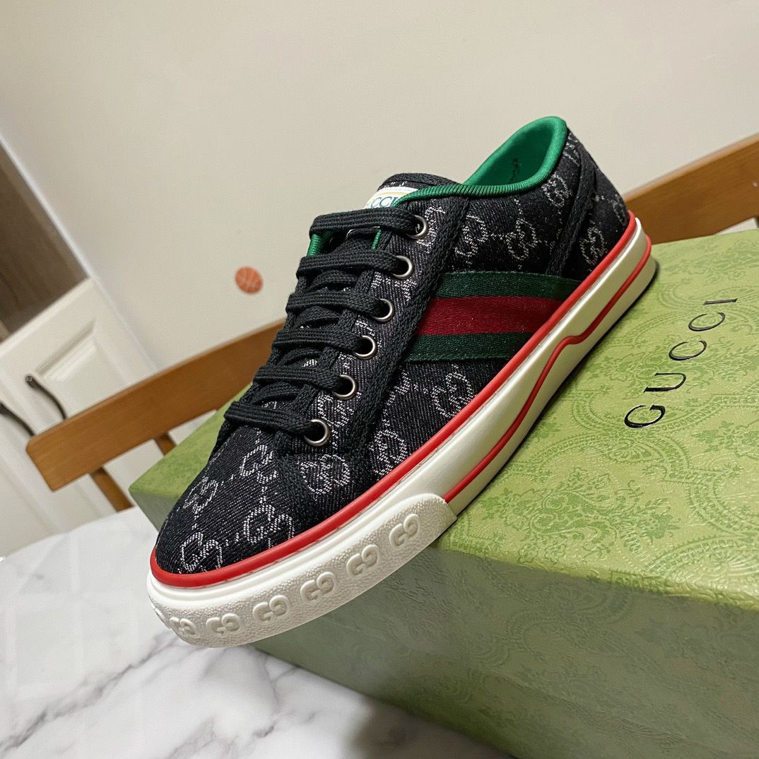 Tênis Couro Preto Letras Entrelaçadas Multicolor