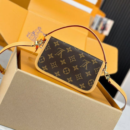 Bolsa Nano Couro Padrão Monograma Geométrico Marrom
