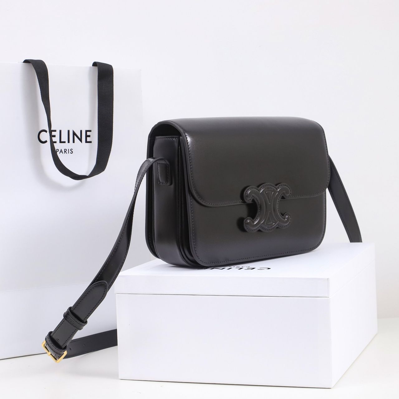 Bolsa Estruturada Couro Cinza Chumbo Fechamento Placa Retangular
