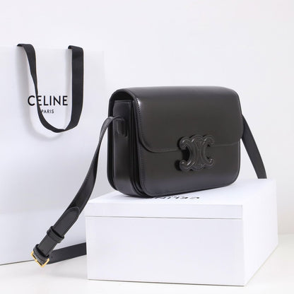 Bolsa Estruturada Couro Cinza Chumbo Fechamento Placa Retangular