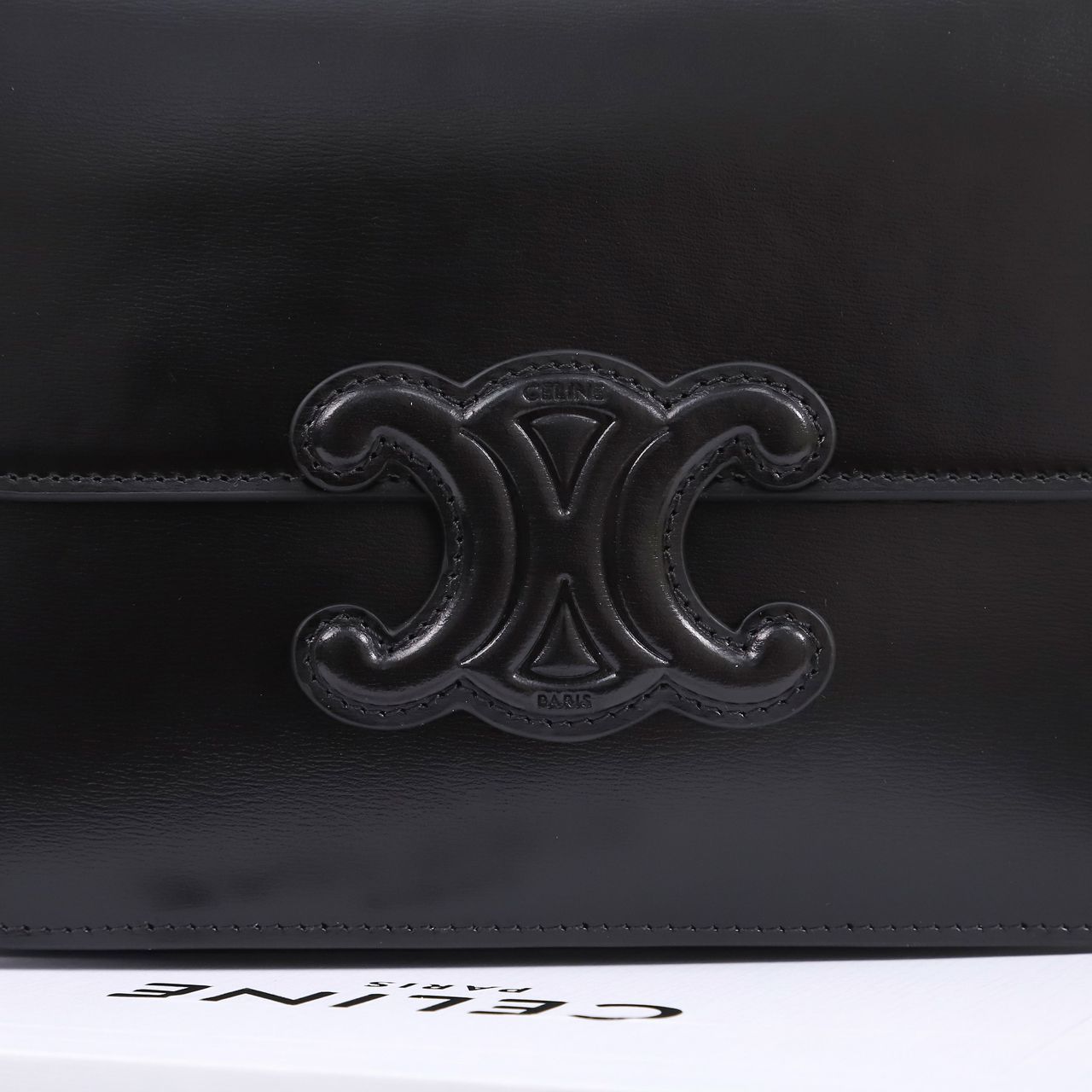 Bolsa Estruturada Couro Cinza Chumbo Fechamento Placa Retangular