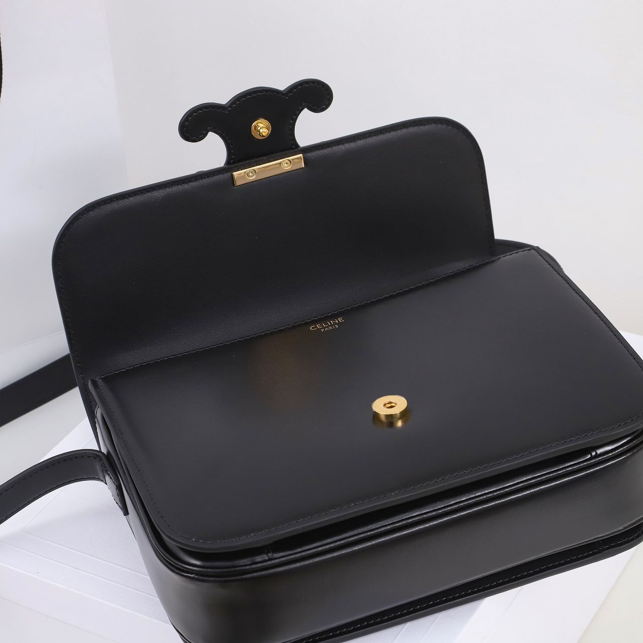 Bolsa Estruturada Couro Cinza Chumbo Fechamento Placa Retangular