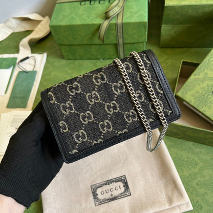 Bolsa Mini Couro Preto Pala Frontal com Medalhão