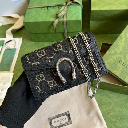 Bolsa Mini Couro Preto Pala Frontal com Medalhão