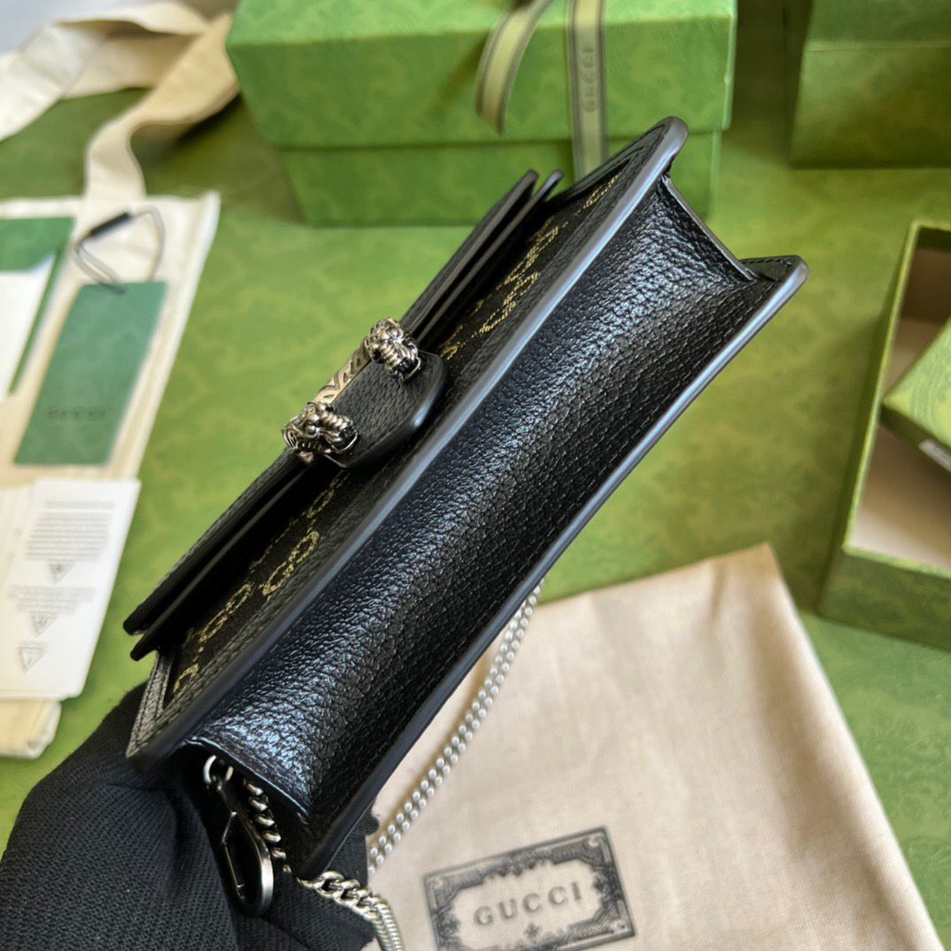 Bolsa Mini Couro Preto Pala Frontal com Medalhão
