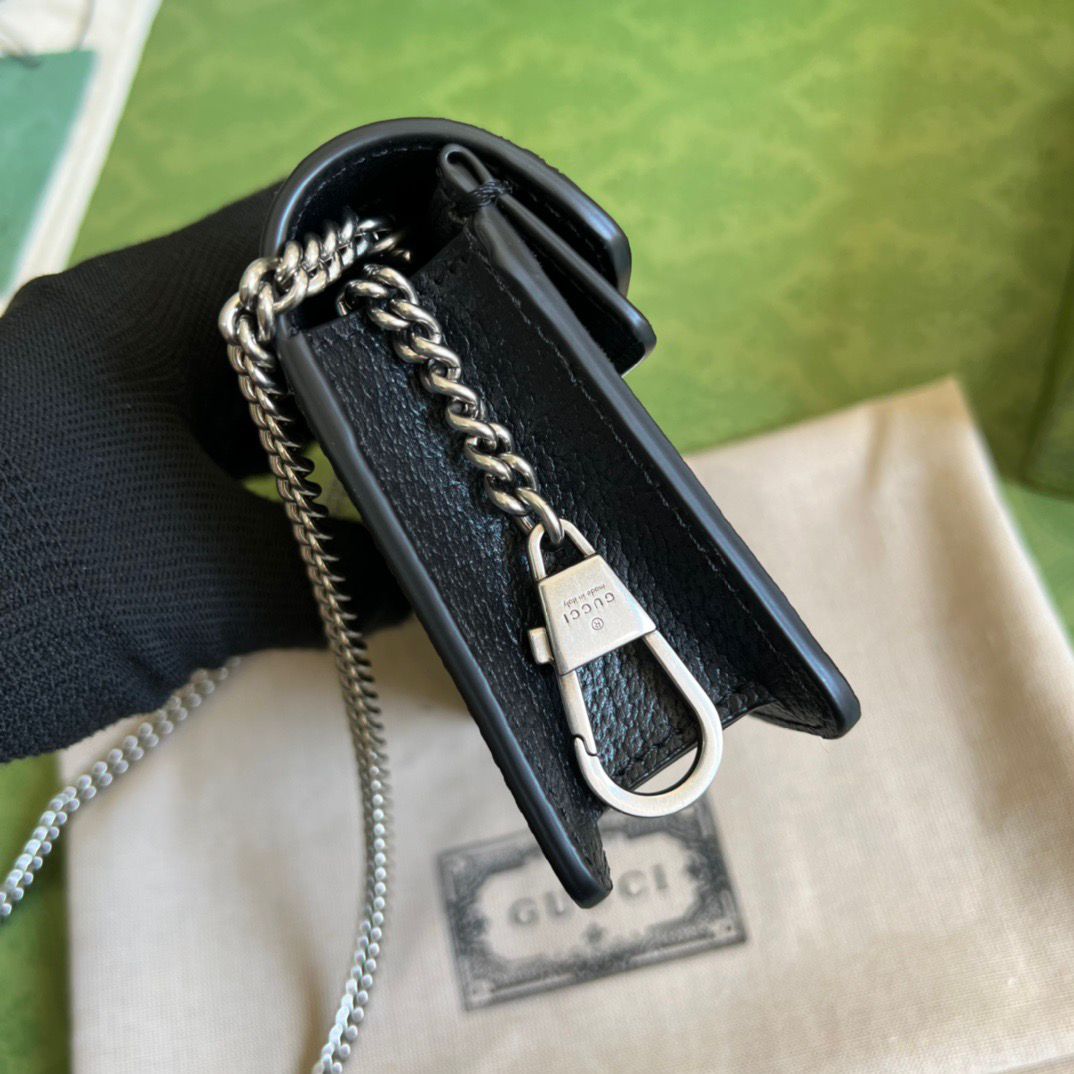 Bolsa Mini Couro Preto Pala Frontal com Medalhão