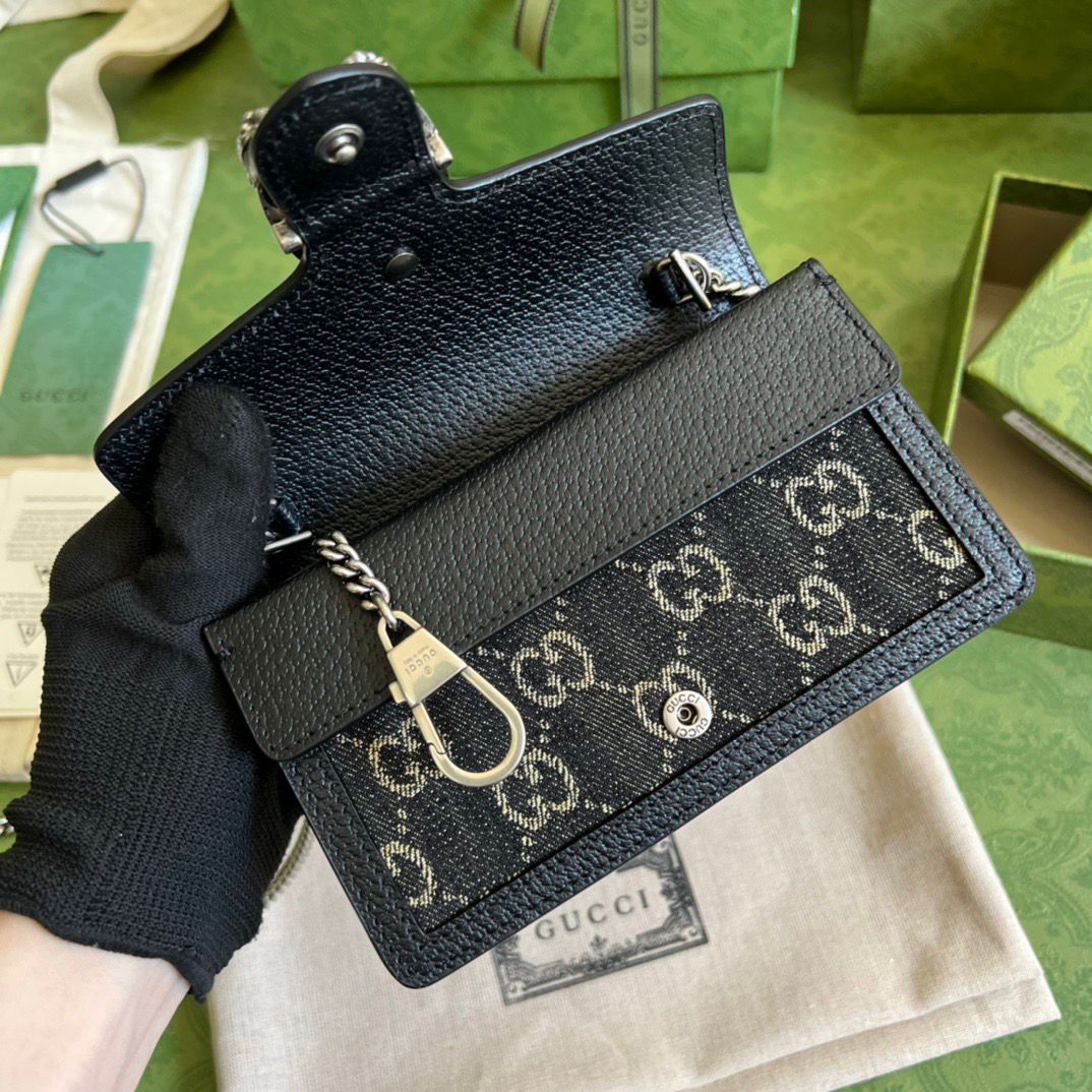 Bolsa Mini Couro Preto Pala Frontal com Medalhão