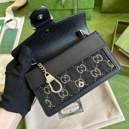 Bolsa Mini Couro Preto Pala Frontal com Medalhão