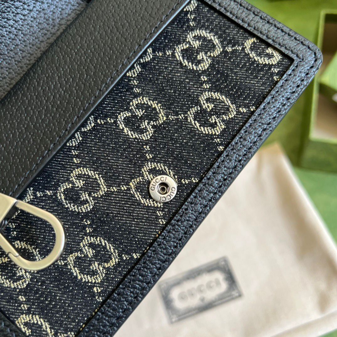 Bolsa Mini Couro Preto Pala Frontal com Medalhão