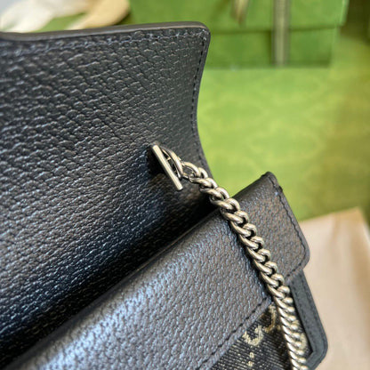 Bolsa Mini Couro Preto Pala Frontal com Medalhão