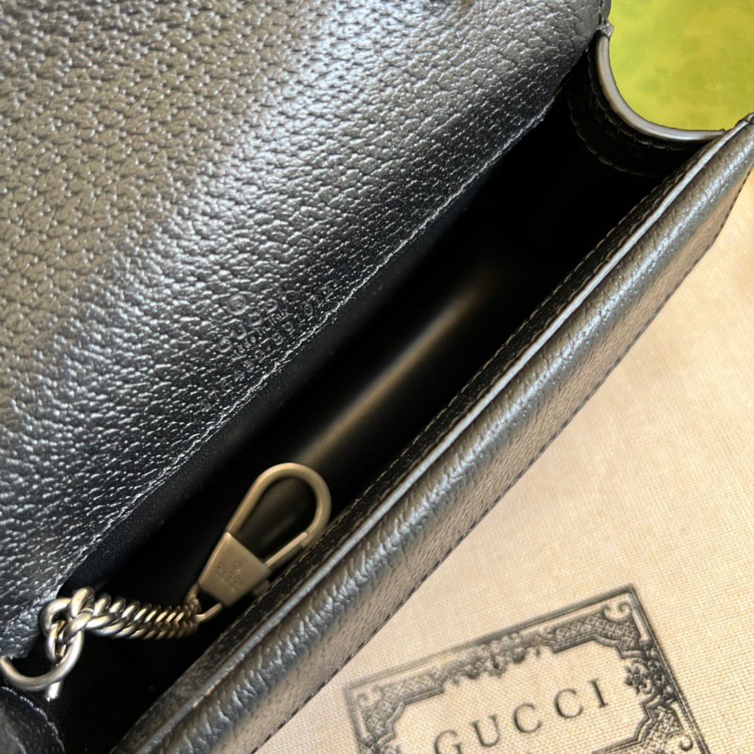 Bolsa Mini Couro Preto Pala Frontal com Medalhão
