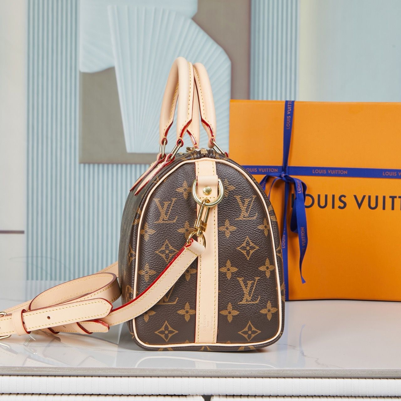 Bolsa Satchel Couro Padrão Monograma Geométrico Marrom com Alça Ajustável