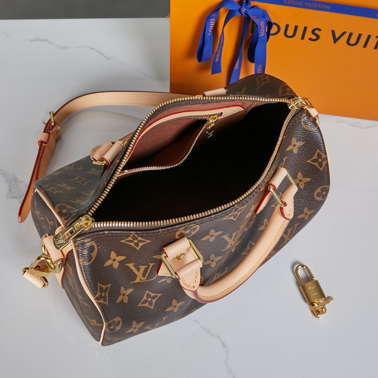 Bolsa Satchel Couro Padrão Monograma Geométrico Marrom com Alça Ajustável