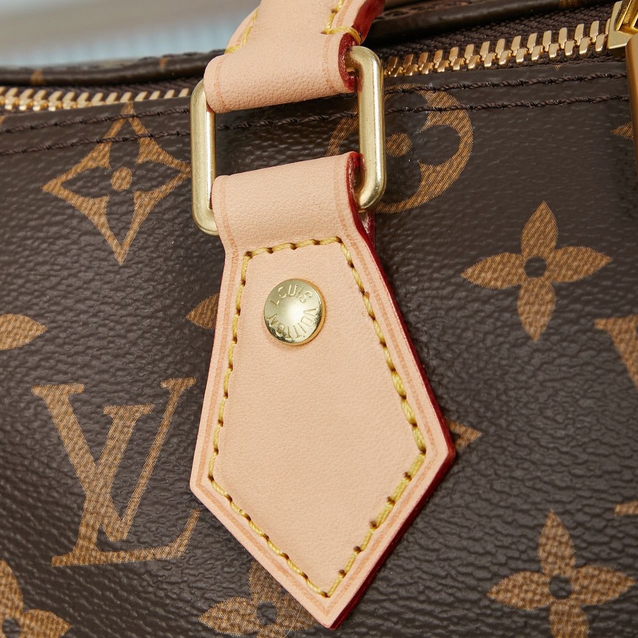 Bolsa Satchel Couro Padrão Monograma Geométrico Marrom com Alça Ajustável