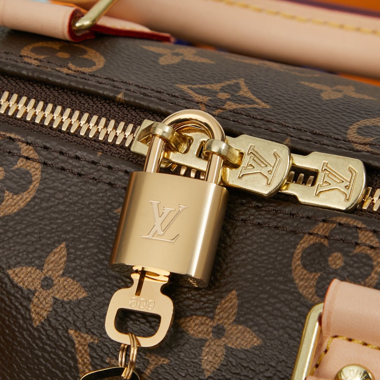 Bolsa Satchel Couro Padrão Monograma Geométrico Marrom com Alça Ajustável